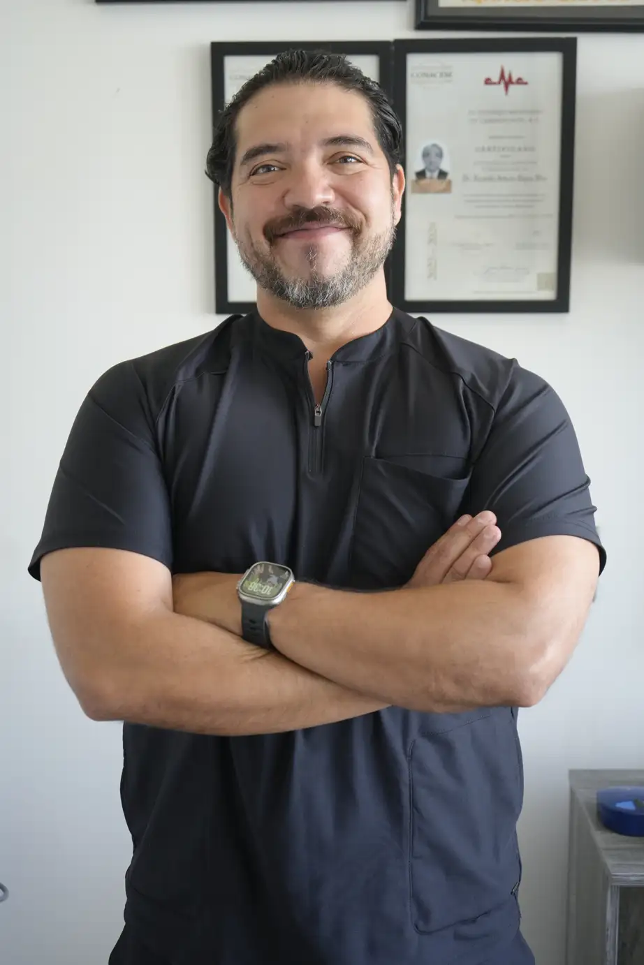 Dr. Ricardo Alejos sonriendo en su consultorio de ortopedia en Mérida